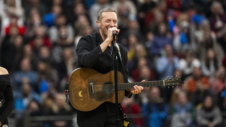 Солист Coldplay Крис Мартин случайно раскрыл измену главы IT-компании на концерте
