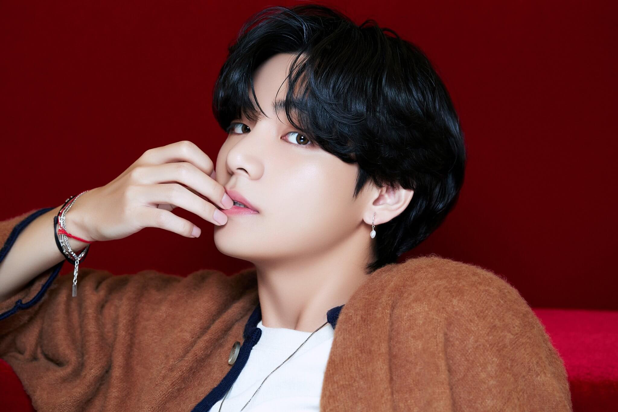 Участник BTS Ви сообщил о проблемах со слухом