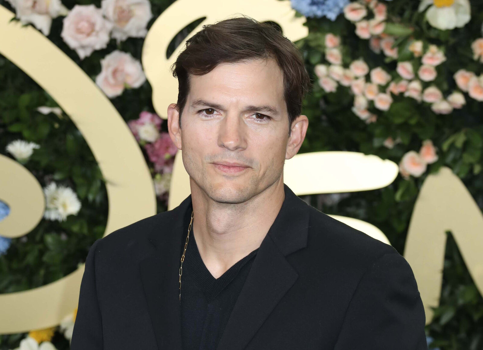 Бренд Gucci уволил Эштона Кутчера из-за лишнего веса