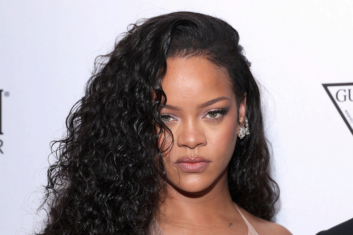 Выяснилось, что стрелявшая в дом Рианны угрожала и другим звездам