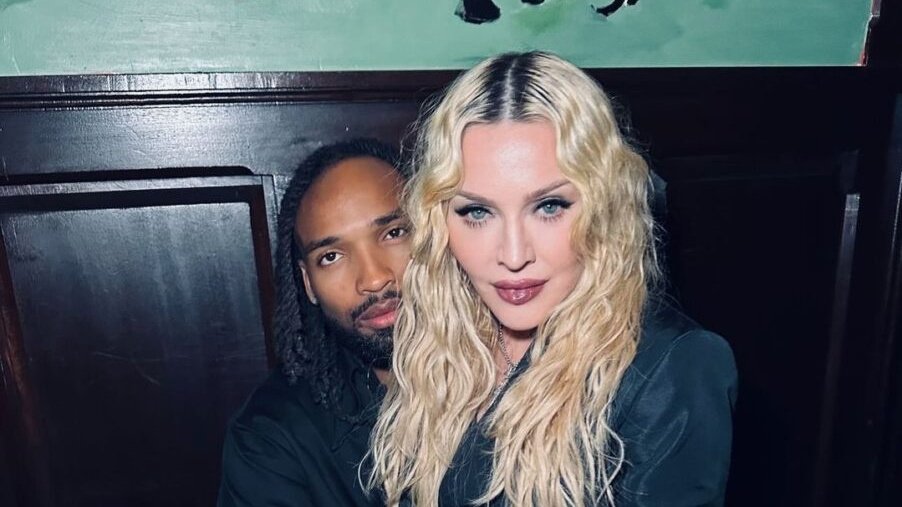 Мадонна обручилась с молодым возлюбленным