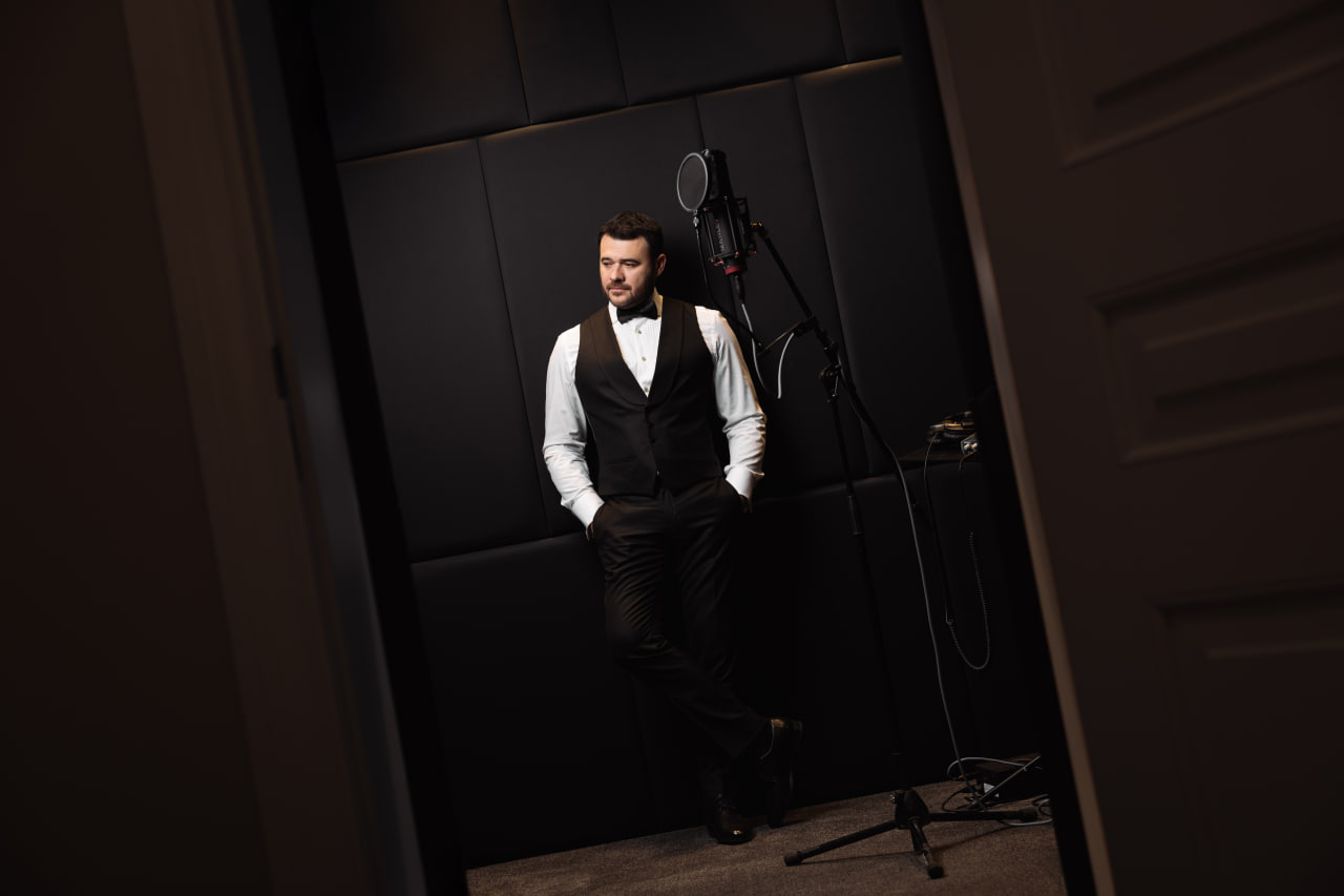 Эмин представил второй англоязычный альбом «Может завтра»