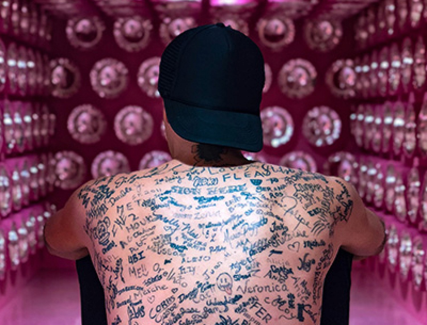 Американец нанес на тело автографы 273 знаменитостей