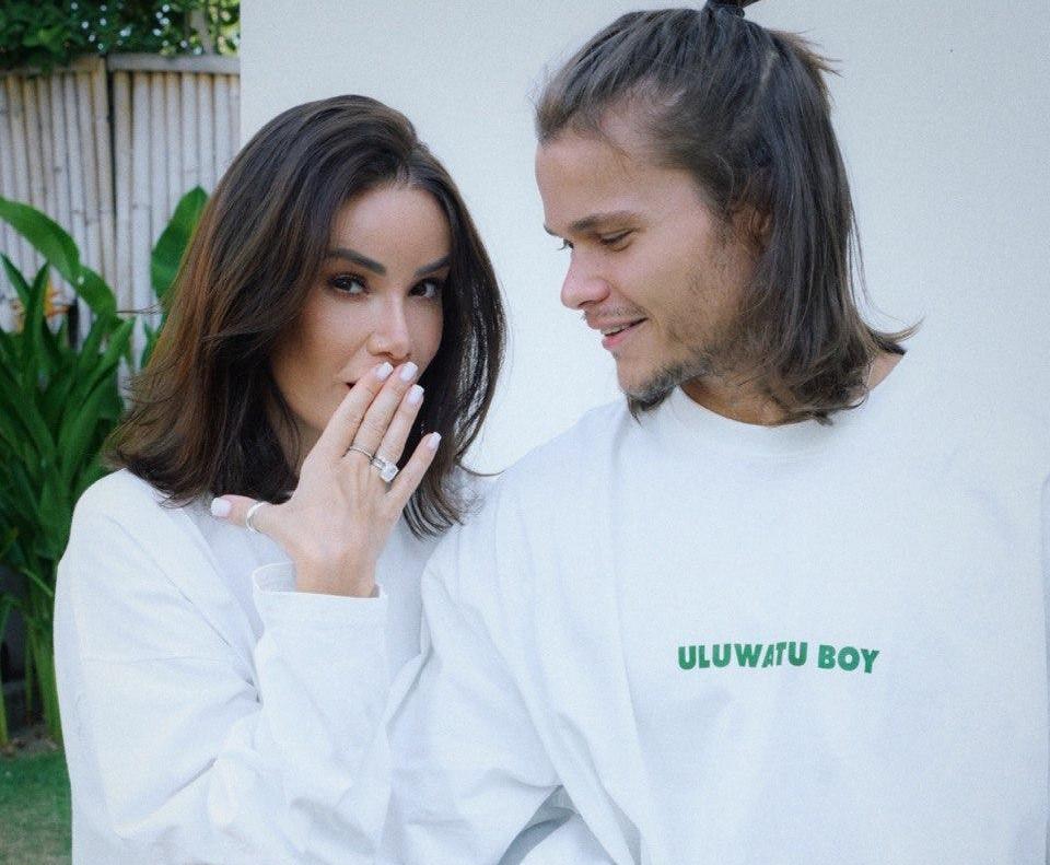 Айза-Лилуна Ай показала помолвочное кольцо