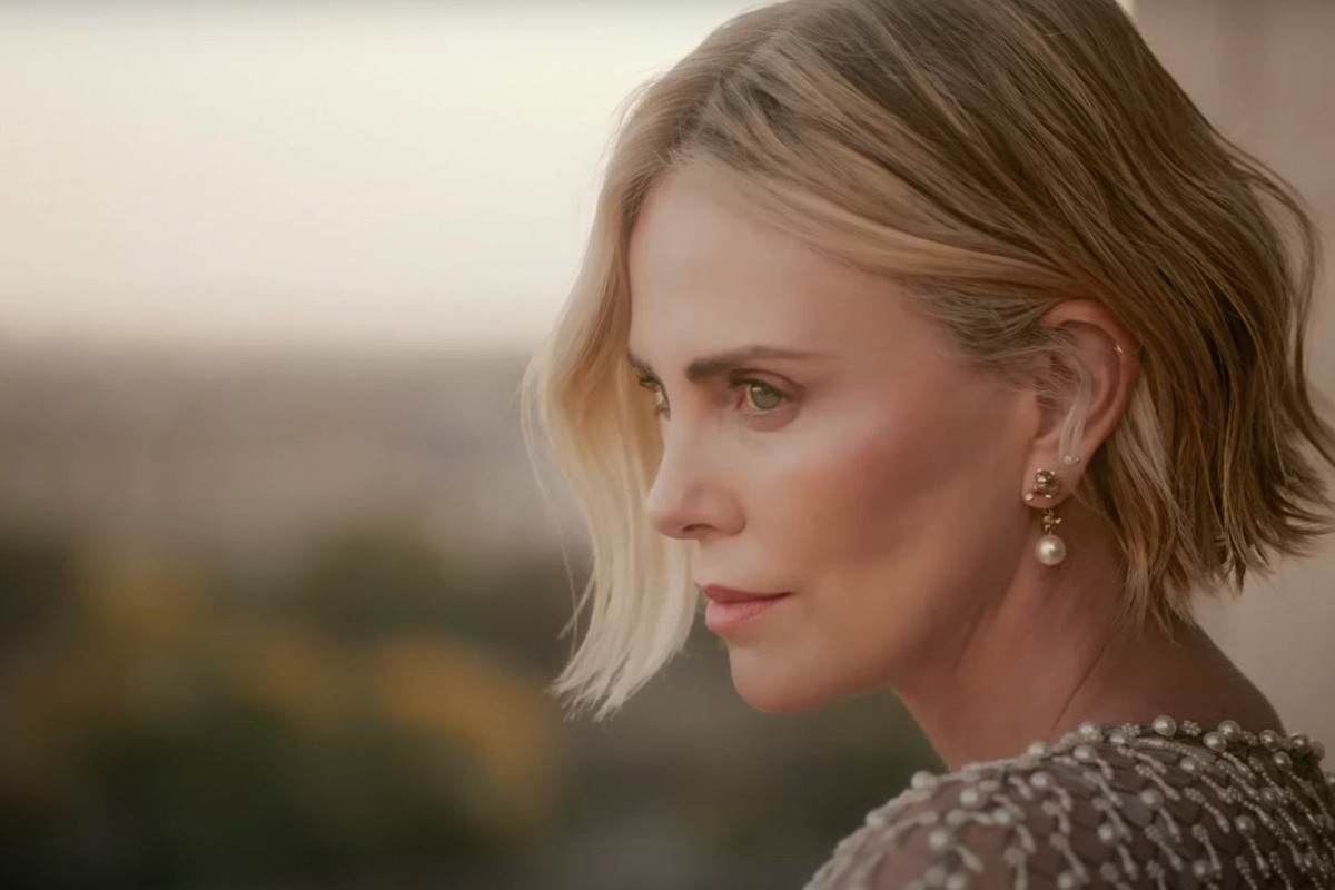 Шарлиз Терон покорила небоскреб ради промо фильма