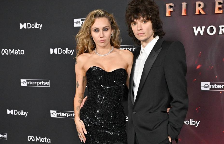 Майли Сайрус показала помолвочное кольцо за 12 миллионов