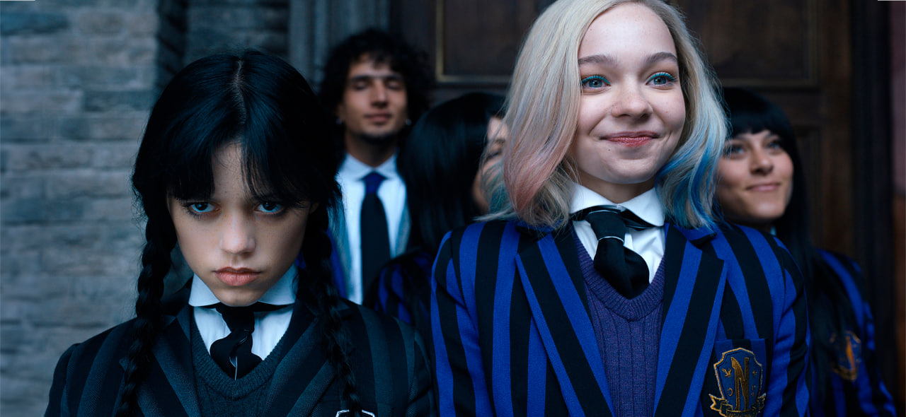 Появились первые фото со съемок нового сезона «Уэнсдэй» в Париже