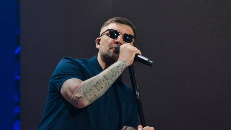 В тренде: звезды, которые проводили гендер-пати на своих концертах