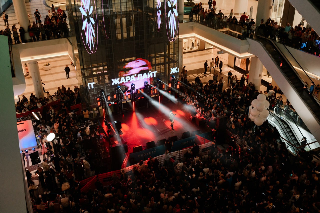Концерт «ЖАРА Лайт» собрал восемь тысяч зрителей на 10-летии ТРЦ «Ривьера»