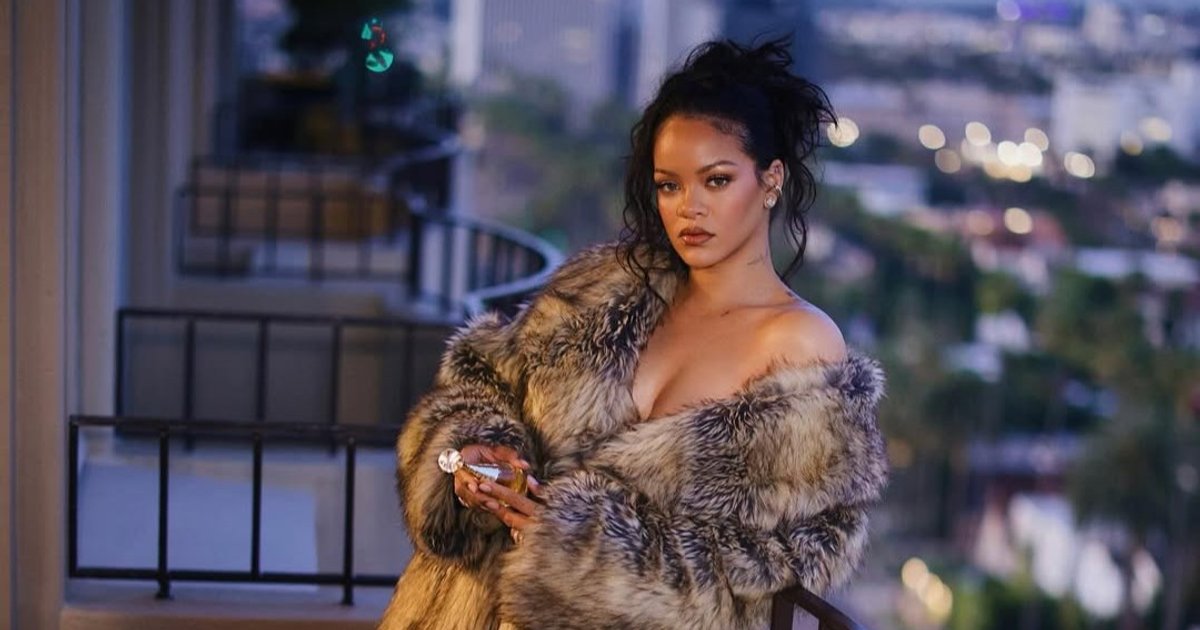 Неизвестная обстреляла дом Рианны