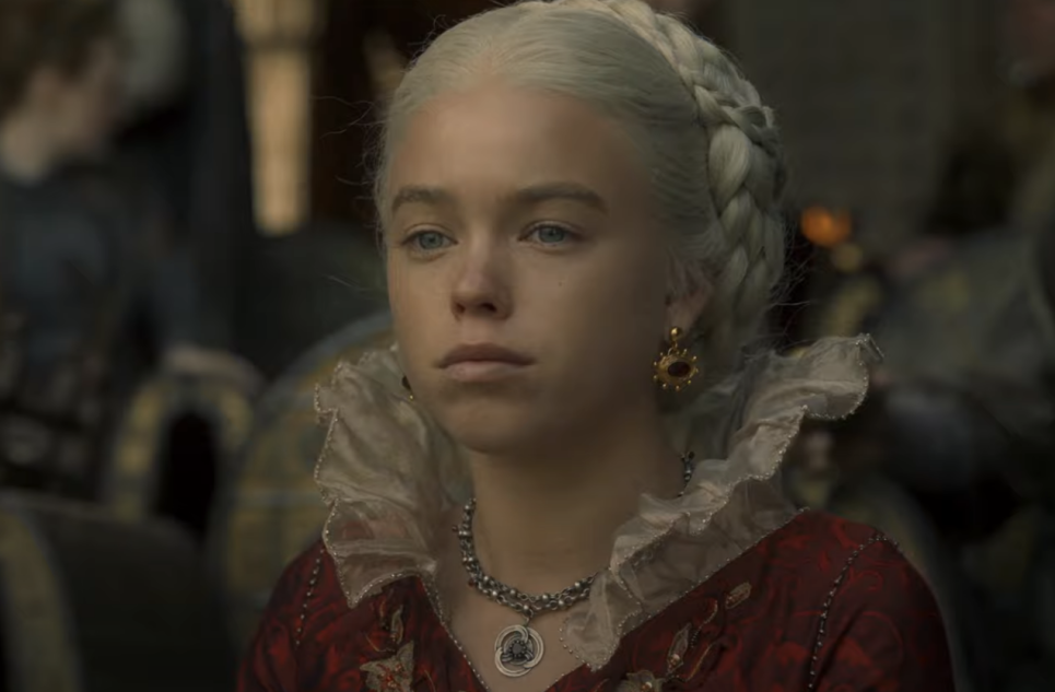 Милли Алкок из «Дома Дракона» говорит, что ее новообретенная слава «чертовски отстойна» 