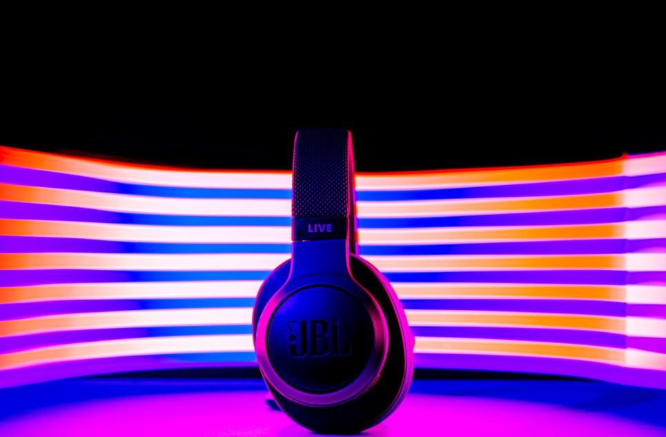 Первые наушники с умным кейсом от JBL