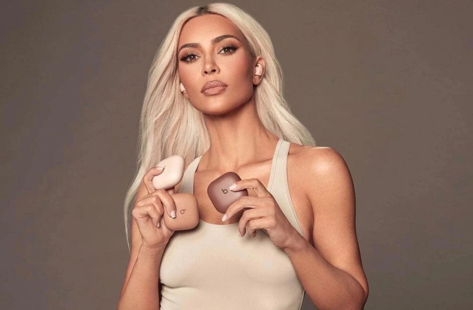 Apple и Ким Кардашьян представили беспроводные наушники Beats Fit Pro