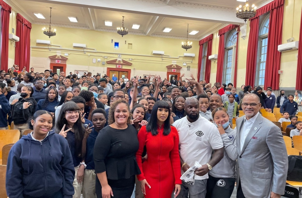 Карди Би пожертвовала $100 тысяч школе, в которой училась