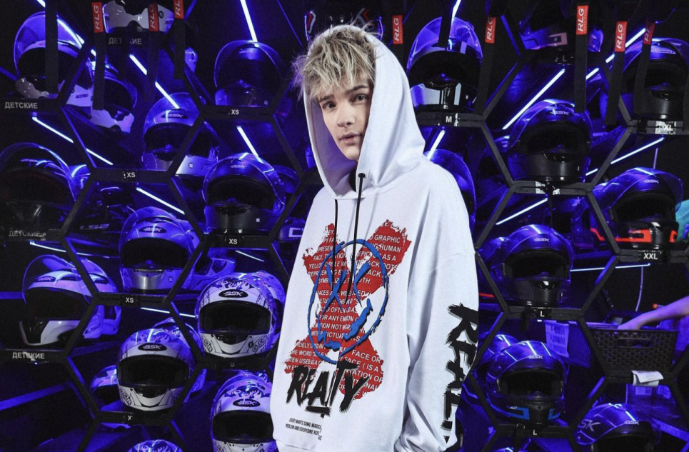 Егор Шип  прилетел на концерт на парашюте