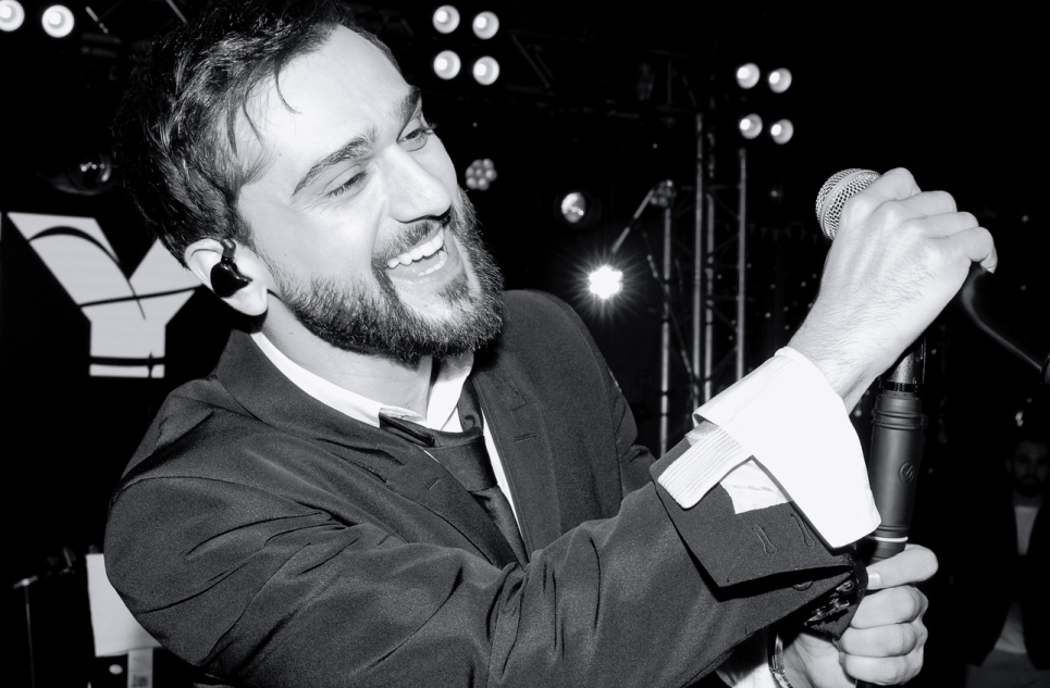 Настоящая комета: JONY дал акустический концерт в оранжерее