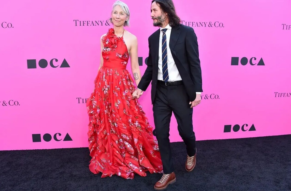 Редко, но метко: Киану Ривз и Александра Грант страстно целуются на красной дорожке