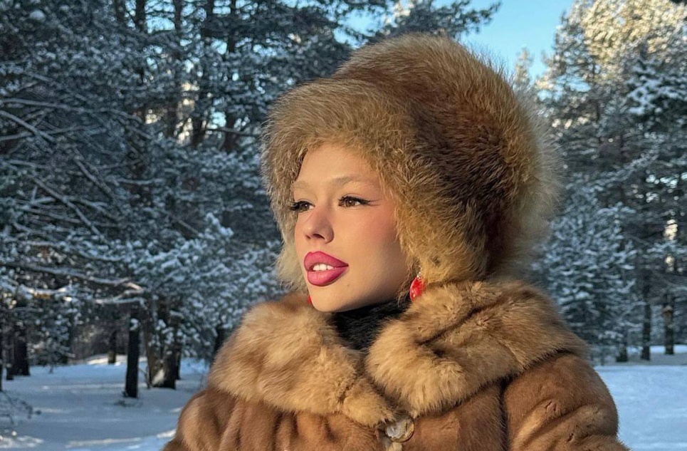 «Заходишь в магаз за чипсами, а на кассе она»: Инстасамка стала продавщицей