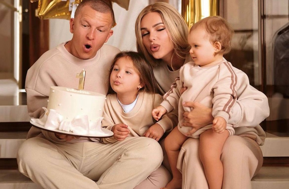 «Я просто устала закрывать лицо Камиллы смайликом»: Ханна рассказала, как решилась показать поклонникам лицо второй дочки