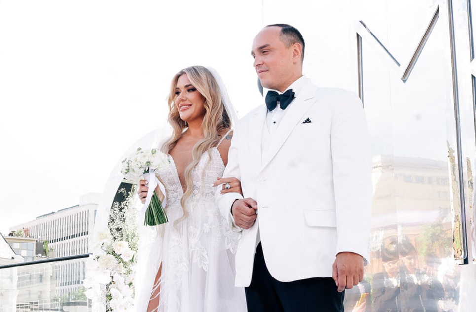 Наряды более чем за 4 млн рублей: DJ Катя Гусева сыграла свадьбу в центре столицы