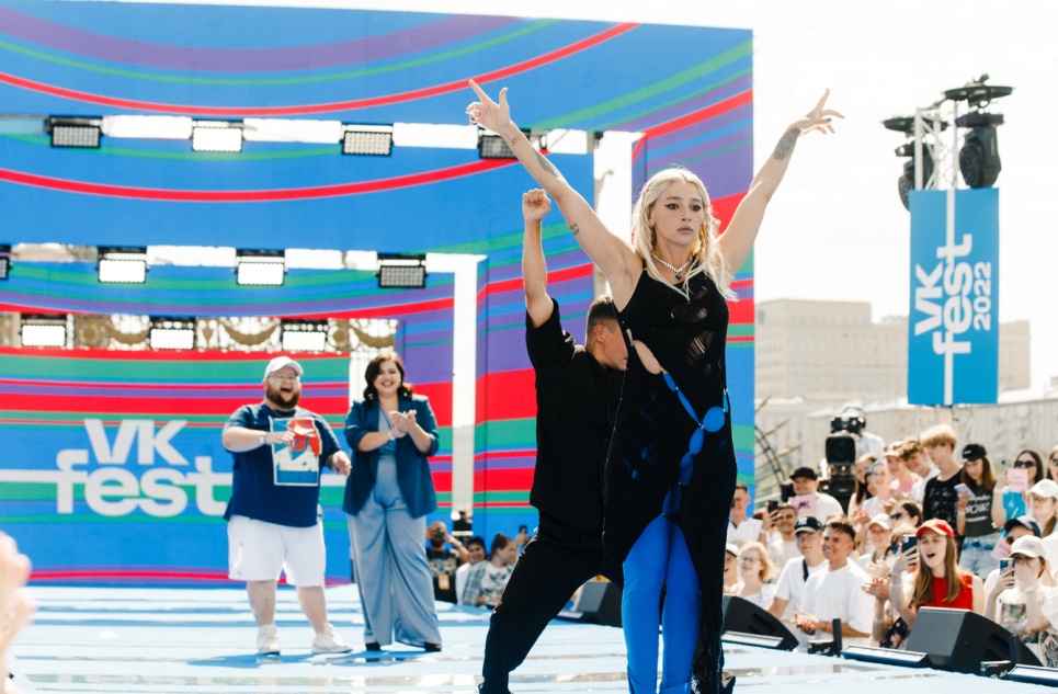 В этом году VK Fest в Москве снова порадует гостей синей дорожкой, но ещё более масштабной!