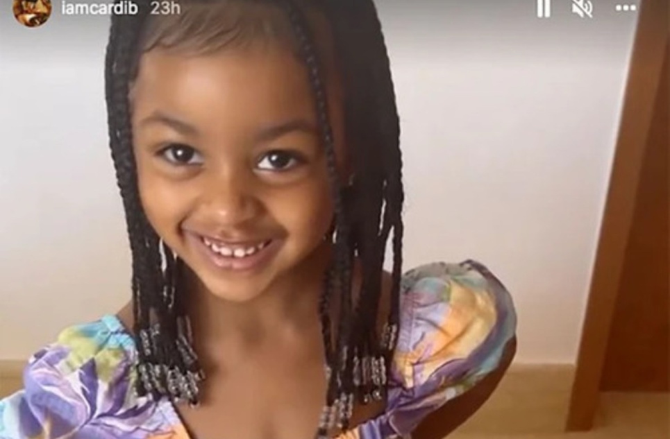 4-летняя дочь Карди Би поет песню Леди Гаги