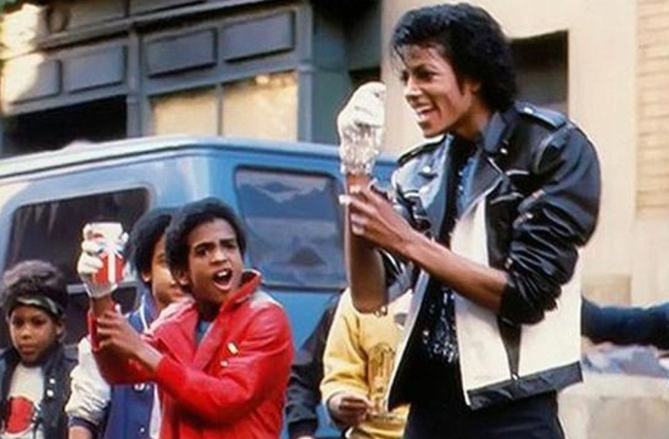 За сколько продают куртку Майкла Джексона на аукционе? 