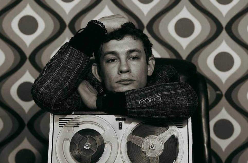 Звезда «Слово пацана» Никита Кологривый укусил девушку за ногу и подрался с официантами