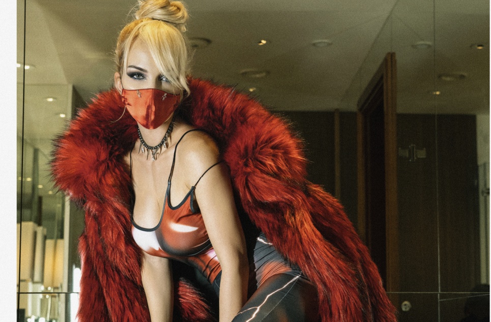 DERZY выпустила новый трек с провокационной обложкой