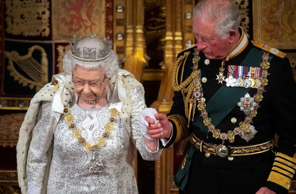 Елизавета II передает обязанности принцу Чарльзу