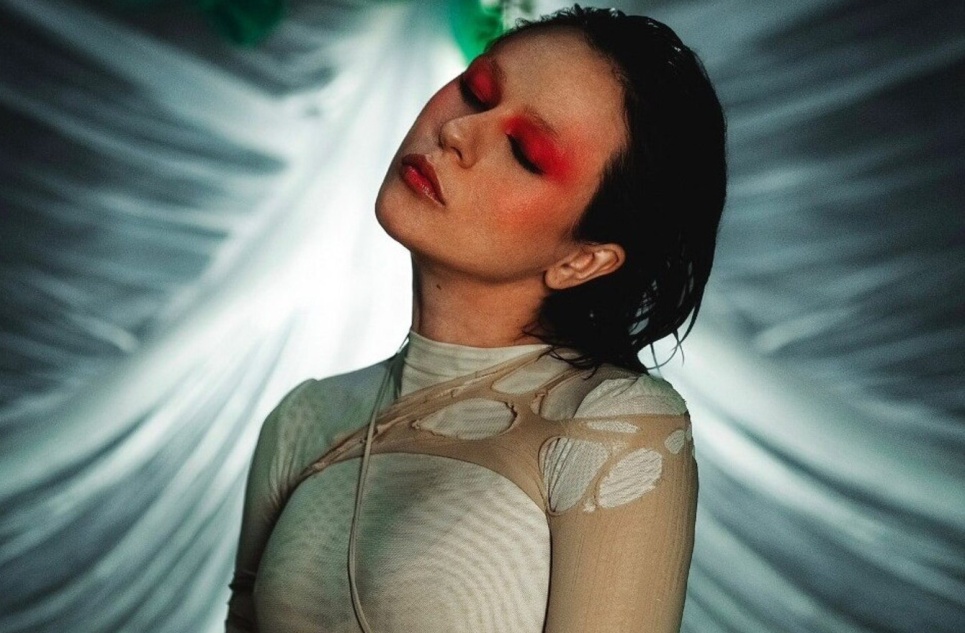 Руки поддержки окружили беременную IOWA в «Плохую погоду»