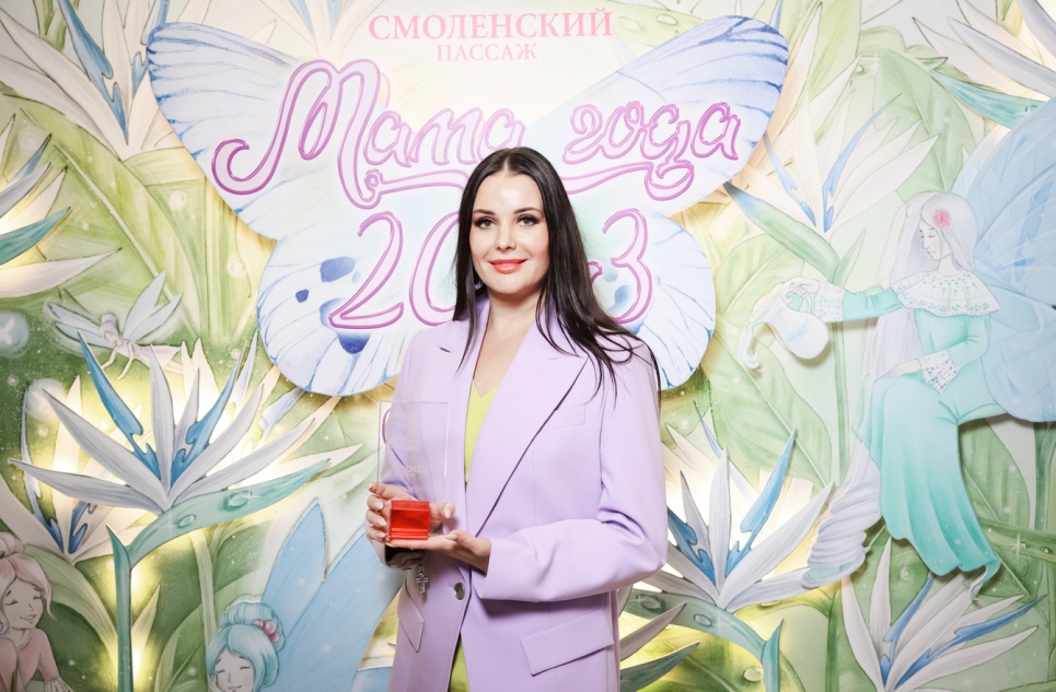 Журнал MODA topical наградил самых ярких звёздных мам 2023 года!