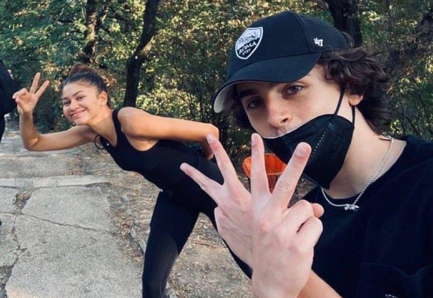 Зендея и Тимоти Шаламе на съёмках второй части фильма «Дюна» 