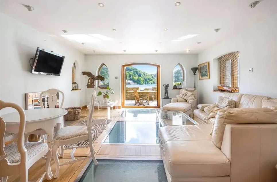 Лодочный домик, напоминающий средневековый замок