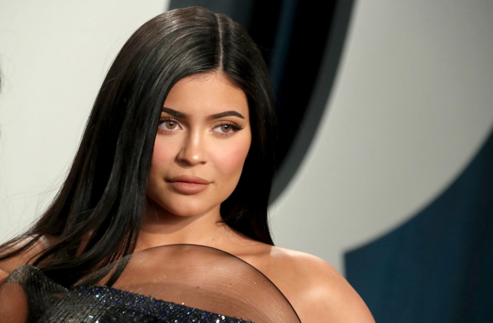 «Это было действительно тяжело!» Кайли Дженнер рассказала про послеродовую депрессию