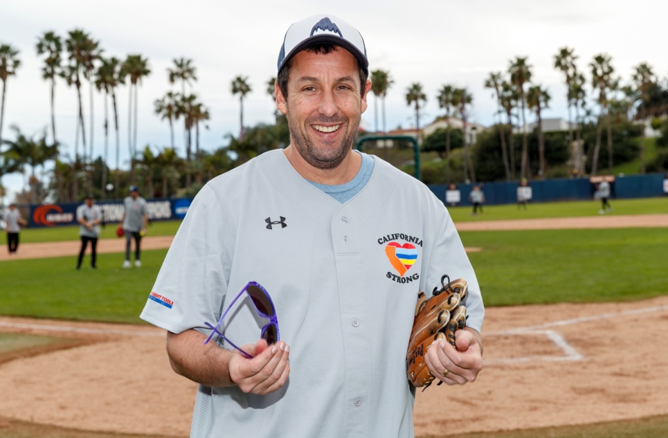 «Для него это много значит, учитывая то, что большинство наград на его полке с трофеями имеют форму ведер для попкорна»: Адам Сэндлер произнес уморительную речь, написанную его дочерьми