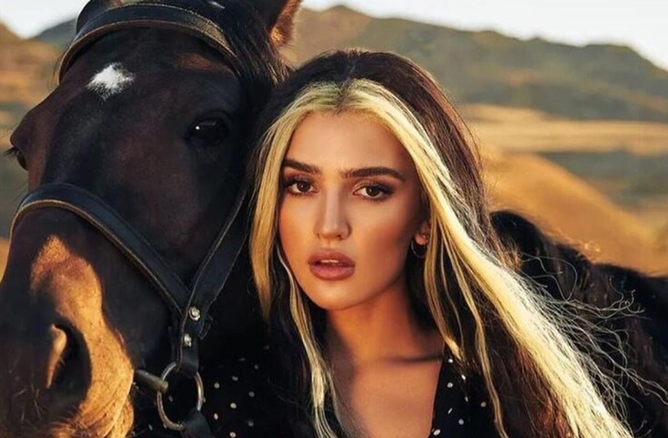 Где работала Дина Саева до популярности? 