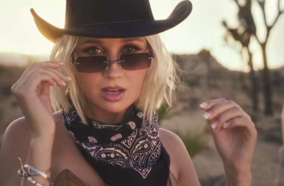 Клава Кока в пустыне на лошади в новом клипе к песне «Плачешь»