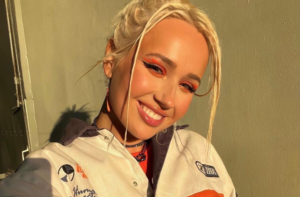 «Мы до сих пор с ним общаемся»: Клава Кока о первой любви и школьных годах