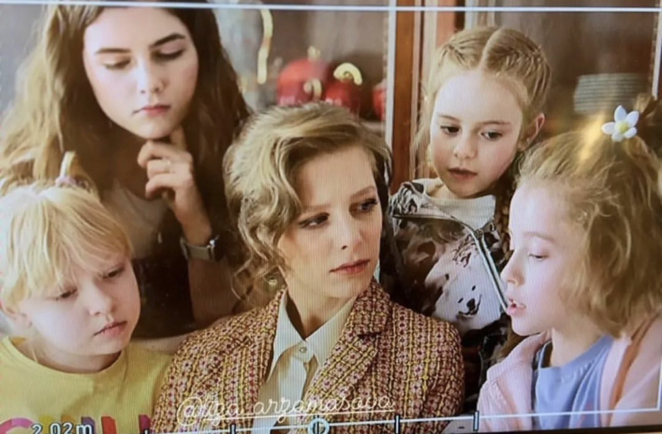 Лиза Арзамасова поделилась снимком со съемок «Папиных дочек»