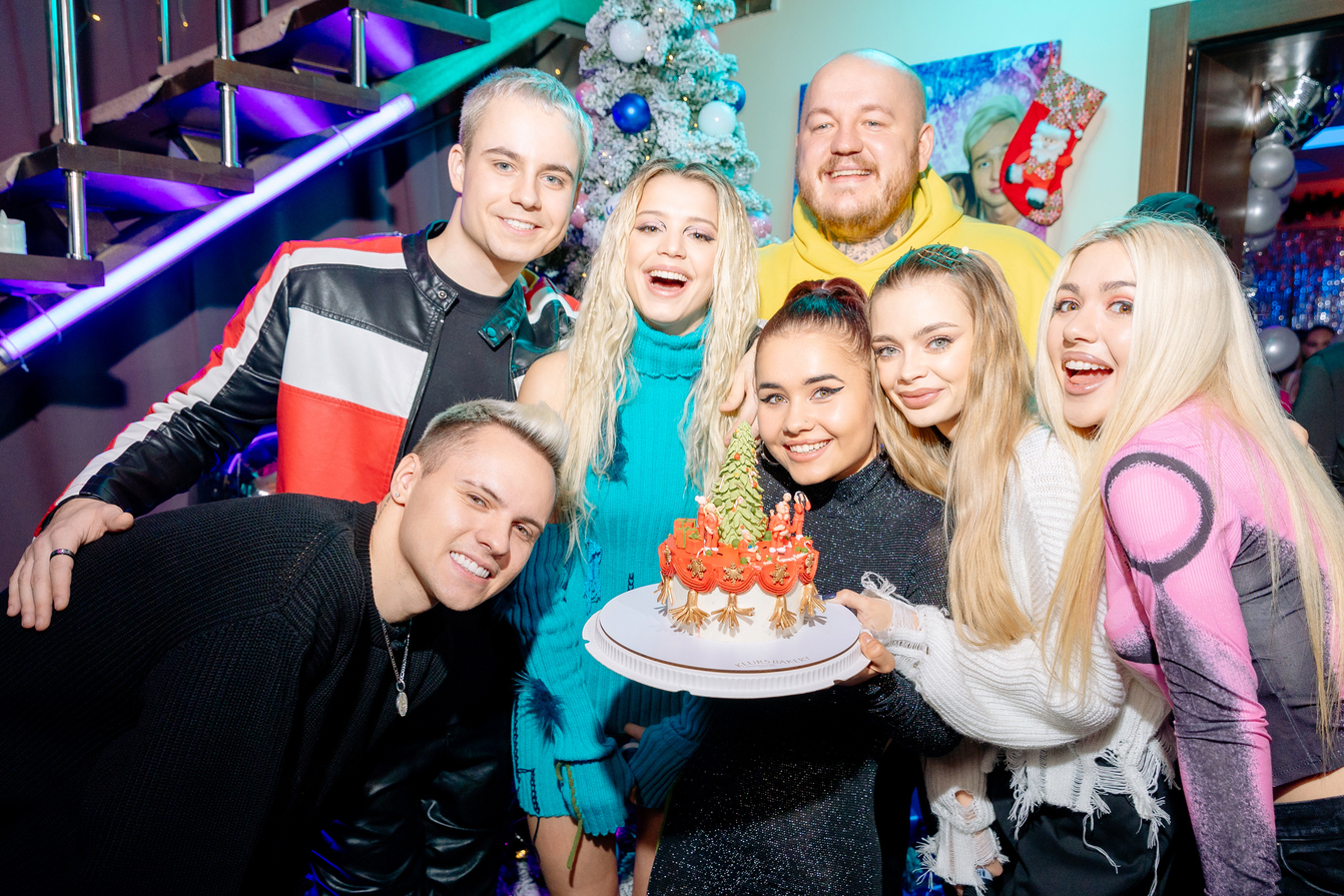 Эльдар Джарахов, MIA BOYKA, Карина Кросс, Юля Гаврилина и Валя Карнавал на новогоднем новоселье Hype House