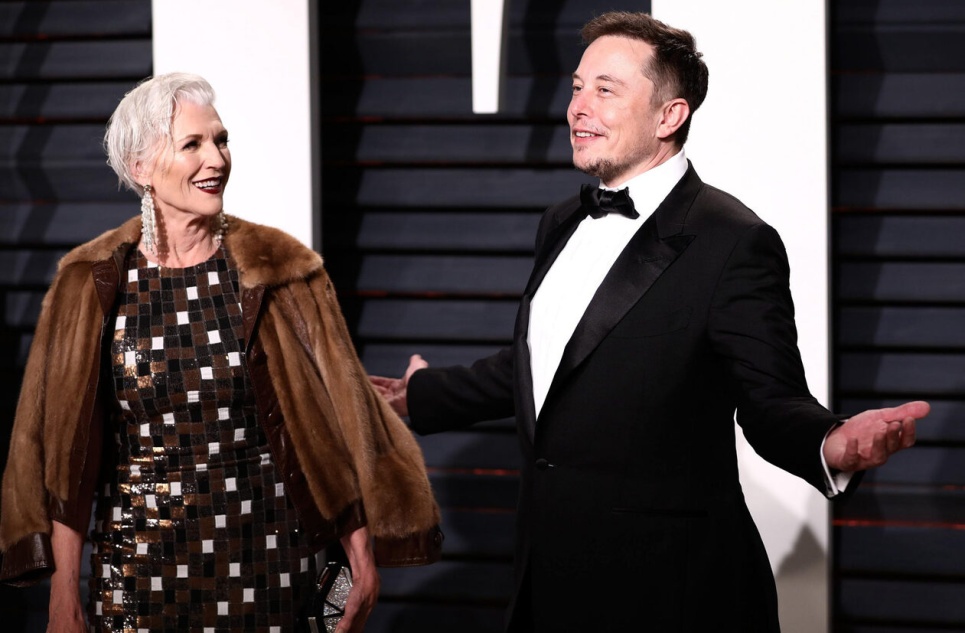 Мама Илона Маска живет в гараже, когда приезжает к нему в гости