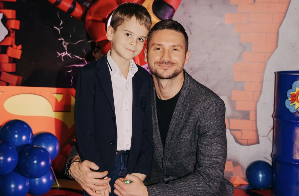 «Сын периодически обыгрывает меня в шахматы! А ему всего лишь 8 лет!» — Сергей Лазарев рассказал о воспитании детей