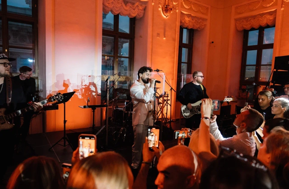 РЕГИНА ТОДОРЕНКО, ВИКТОРИЯ ЛОПЫРЕВА, НАДЕЖДА СЫСОЕВА И ДРУГИЕ ГОСТИ МОДНОГО ПОКАЗА