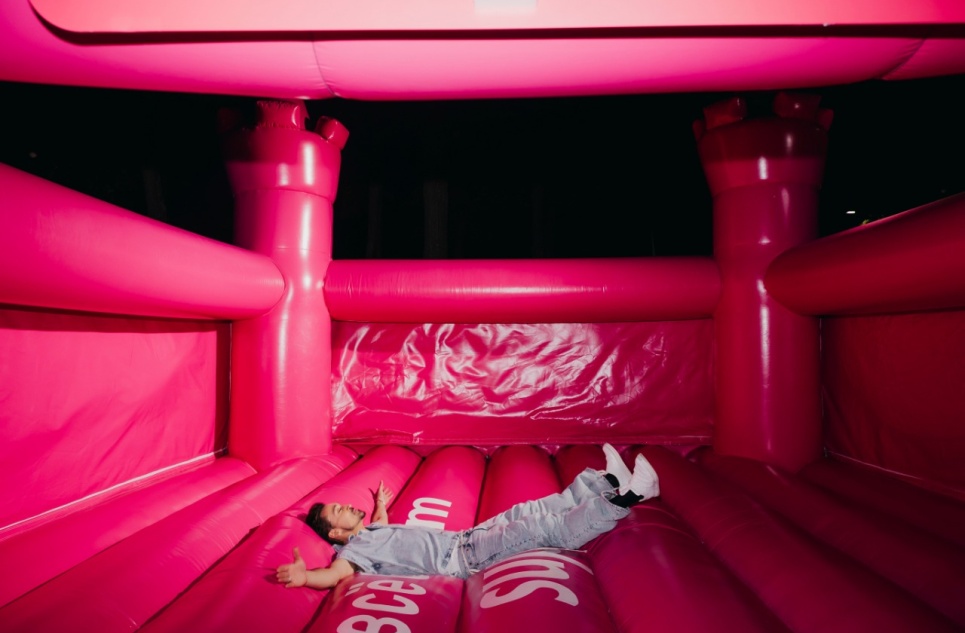 Розовый супер-замок: Билан, Тимати, Джиган и другие – на батуте Super