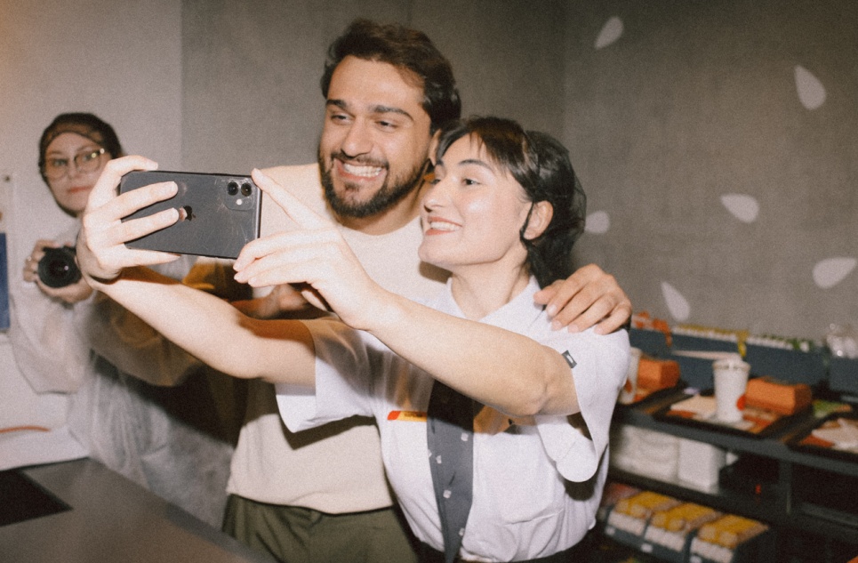 JONY на несколько часов встал на выдачу заказов во «Вкусно и точка»