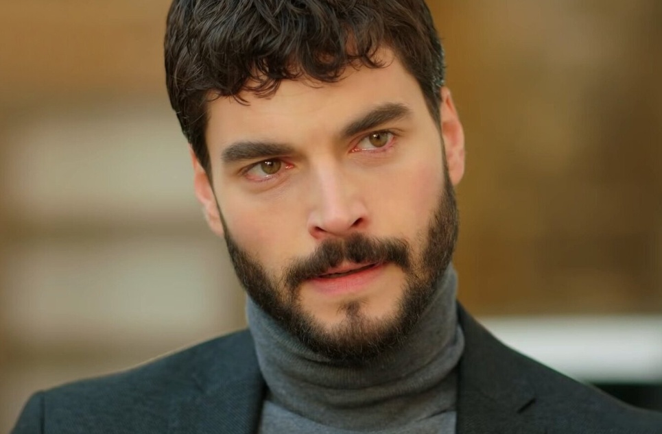 Турецкий актер Акын Акынезю произвел фурор в Москве