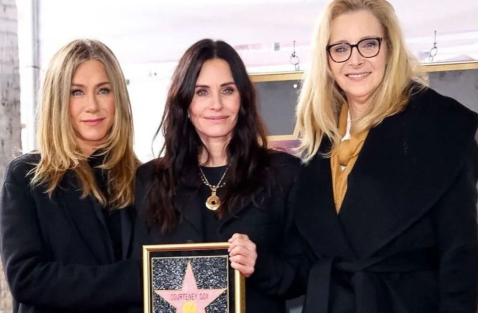 Снова вместе: Дженнифер Энистон и Лиза Кудроу поддержали Кортни Кокс! 