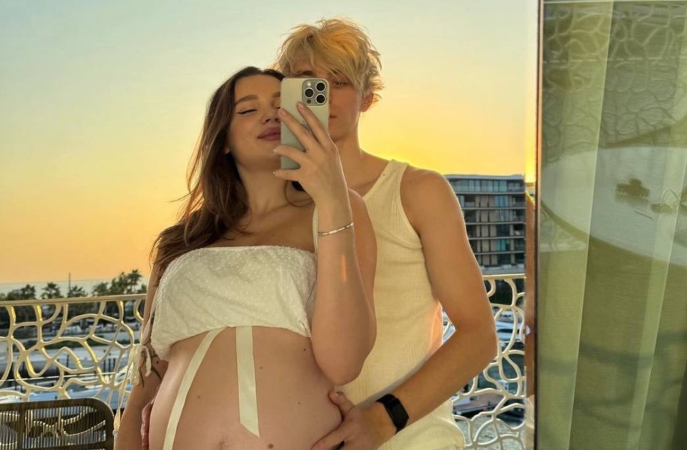 Влад Бумага и Юля Годунова устроили гендер-пати в пустыне.   Кто родится у пары? 